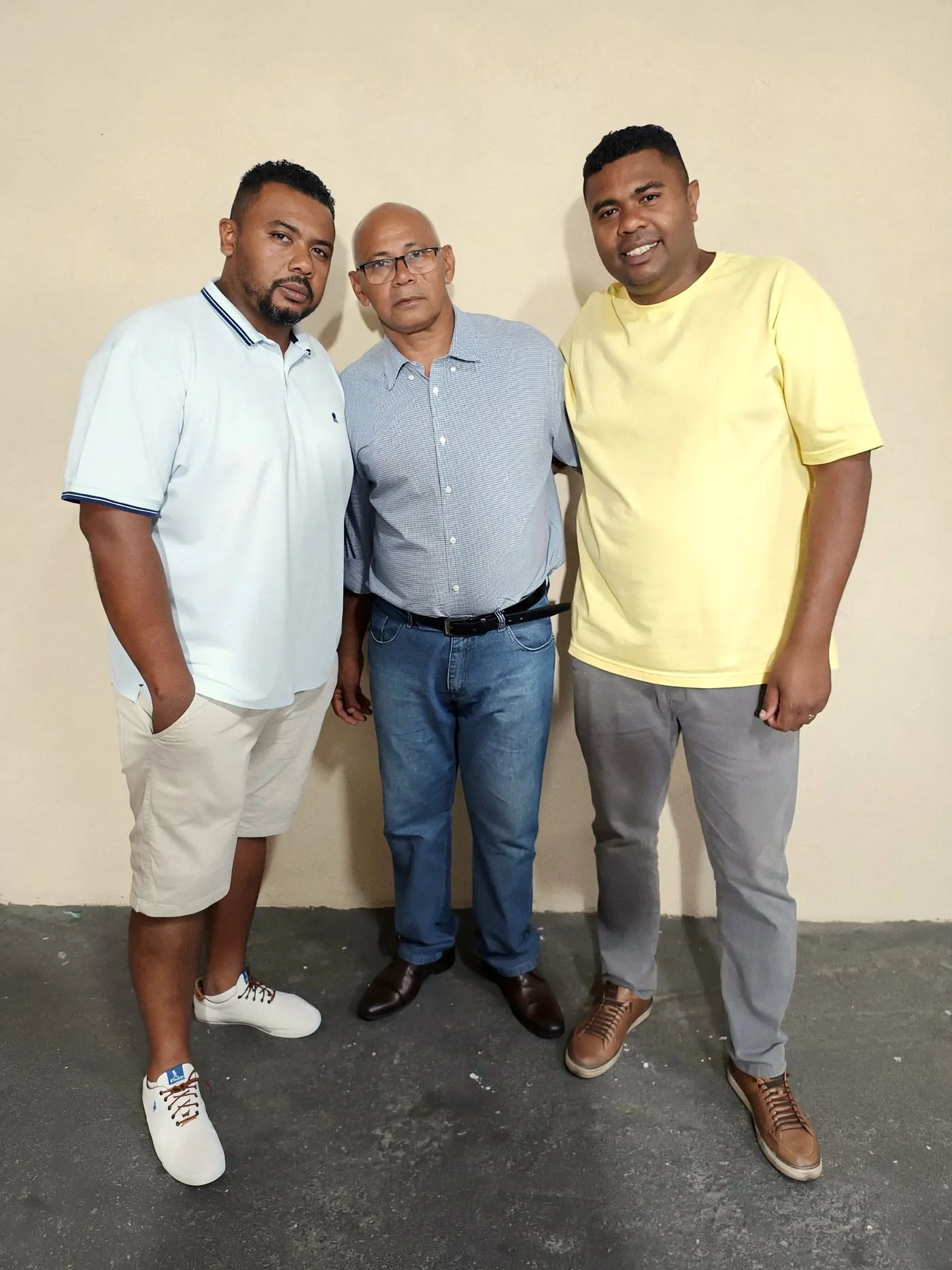 Raimundo e os filhos lado a lado no pátio da RM Pallets